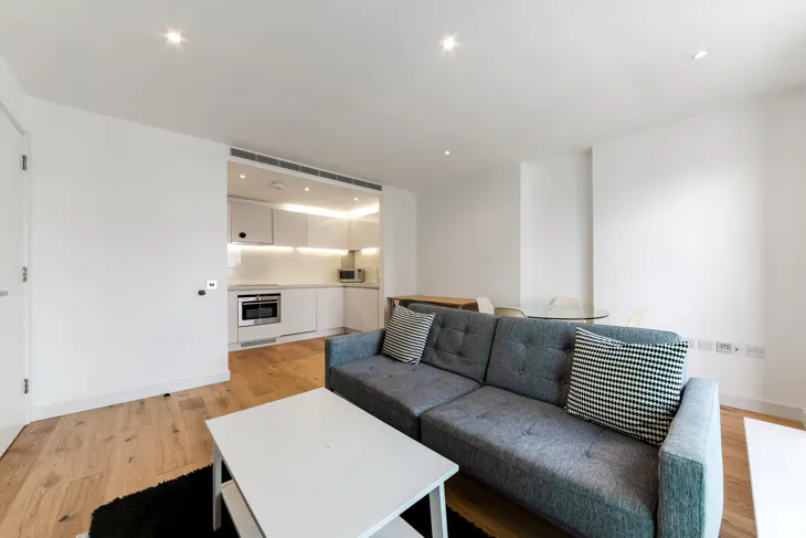 Flat Pan Peninsula Square in Greater London