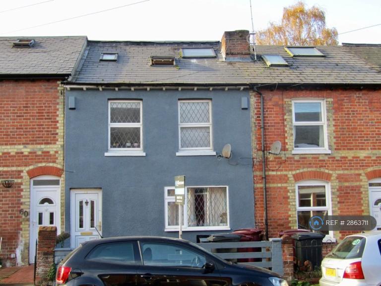 Flat Carnarvon Road in Reading