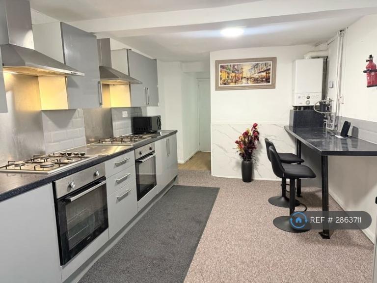 Flat Carnarvon Road in Reading