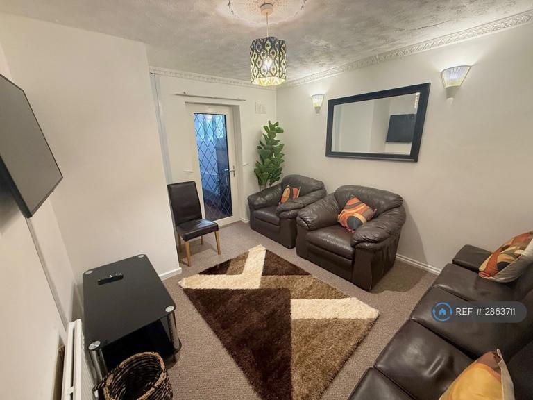 Flat Carnarvon Road in Reading