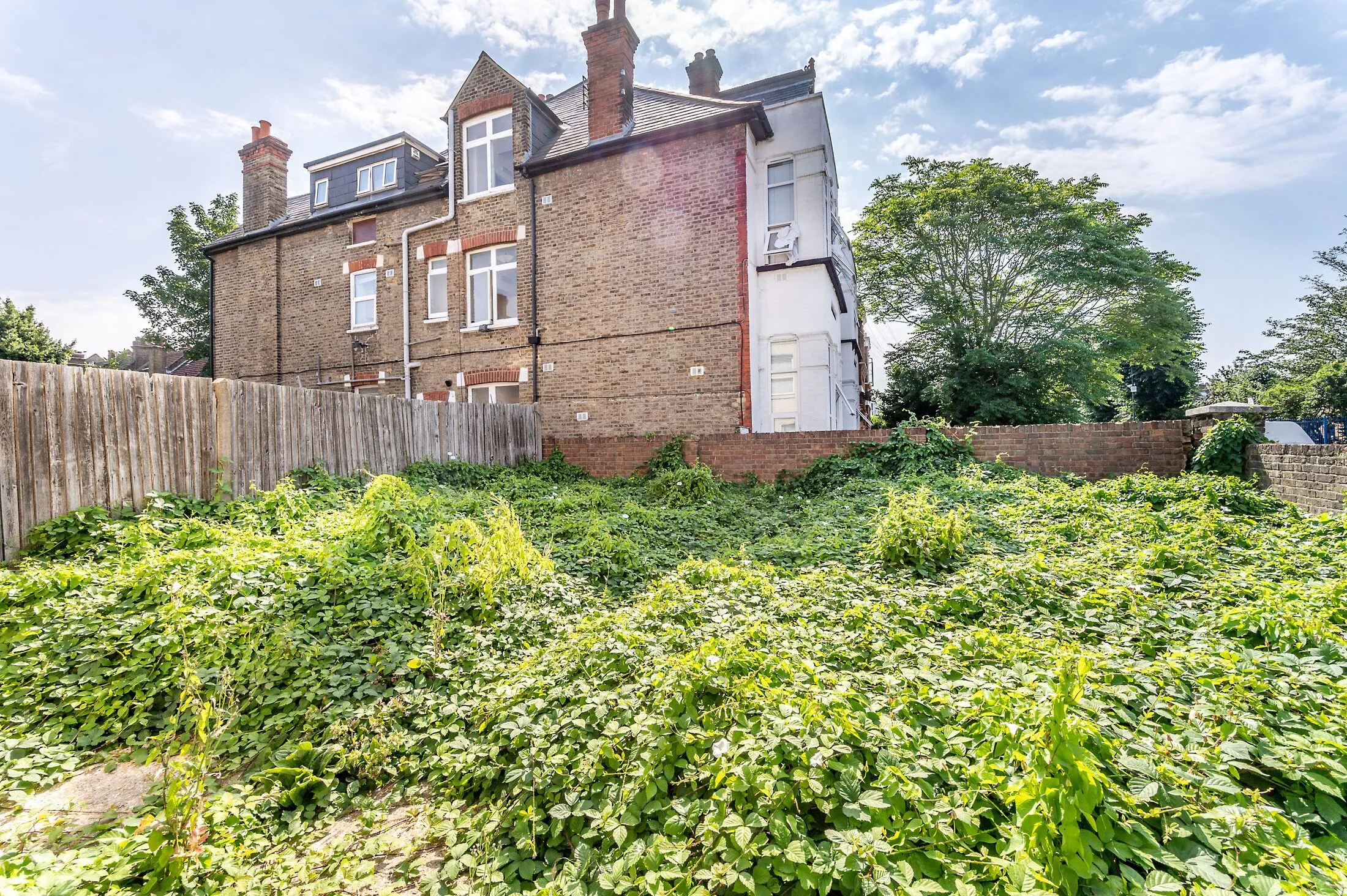 Flat Greyhound Lane in Greater London