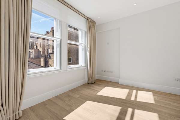 Flat Pont Street in Greater London