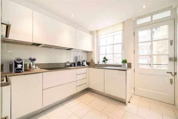 Flat Grosvenor Square in City of Westminster