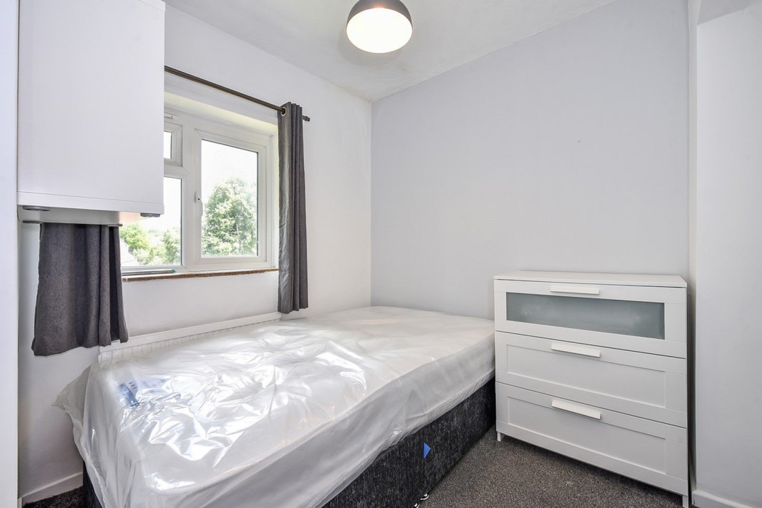 Room Wavell Way in Winchester