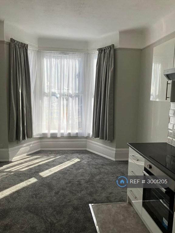 Flat Belgrave Avenue in Greater London