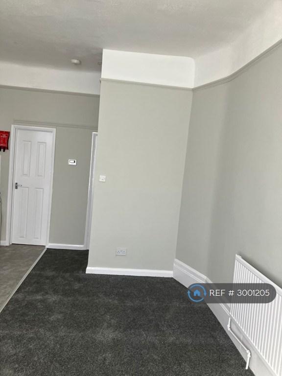 Flat Belgrave Avenue in Greater London