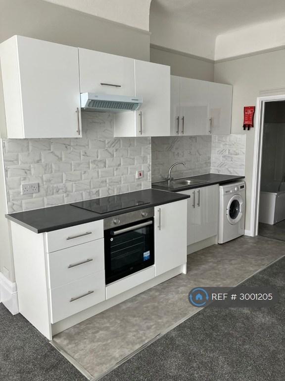 Flat Belgrave Avenue in Greater London
