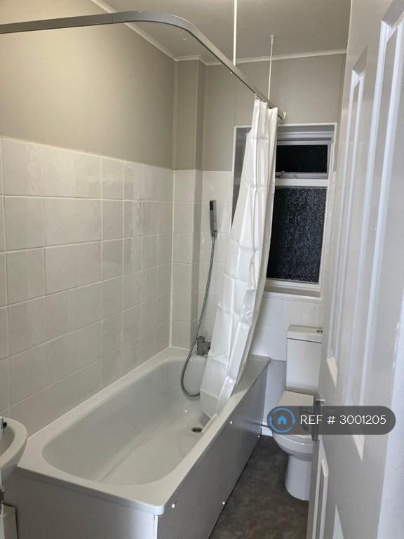 Flat Belgrave Avenue in Greater London
