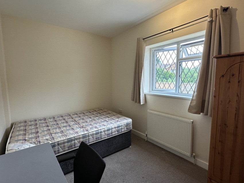 Flat Raymond Crescent in Guildford