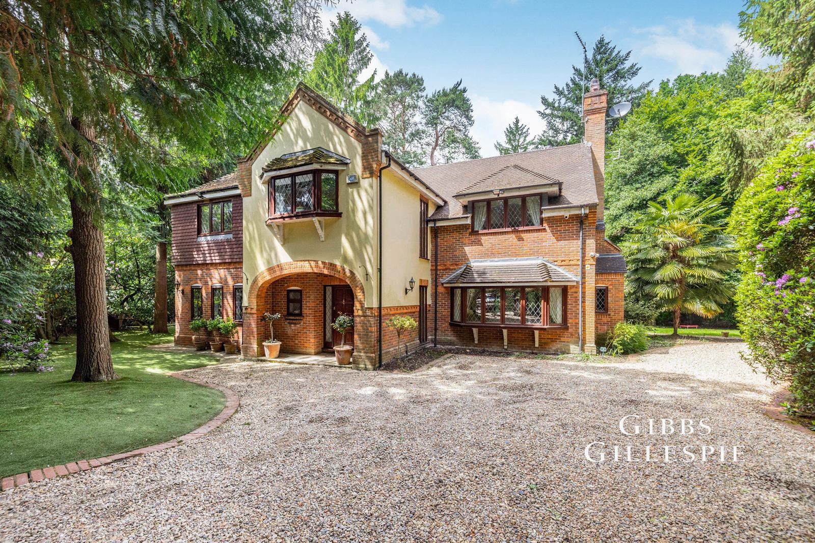 House Pinewood Close in Three Rivers