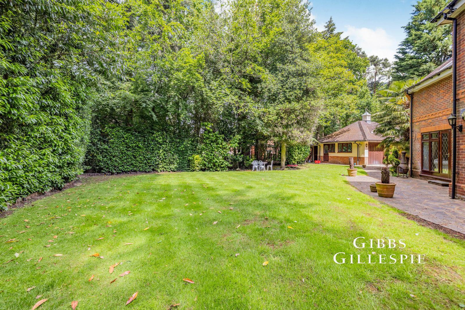 House Pinewood Close in Three Rivers