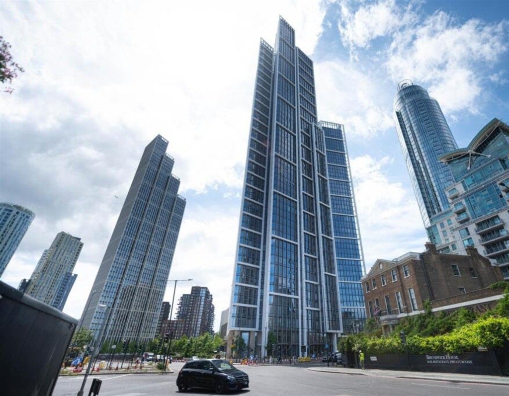 Flat Nine Elms Lane in Greater London