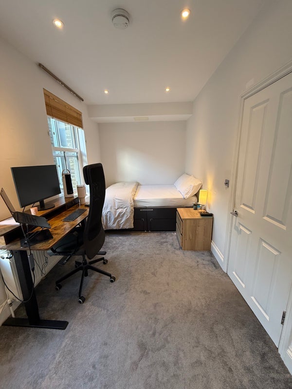 Room St. John's Road in Greater London