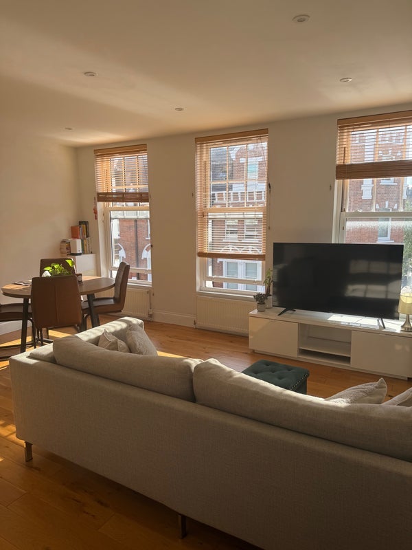 Room St. John's Road in Greater London