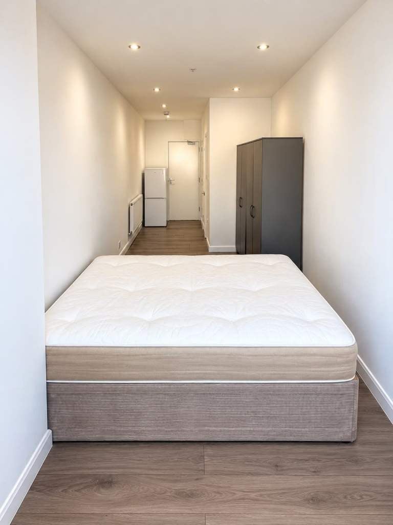 Flat Ellerdine Road in Greater London