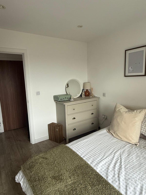 Room Tooting High Street in Greater London