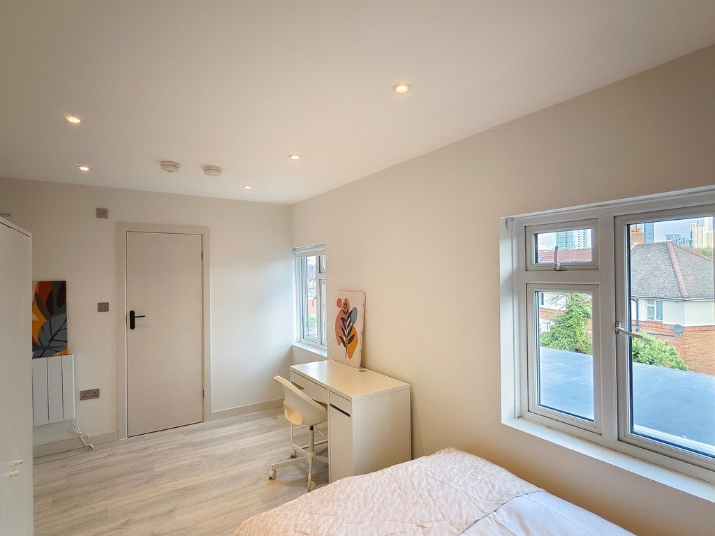 Flat Bisson Road in Greater London