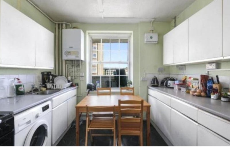 Flat Mead Close in Greater London