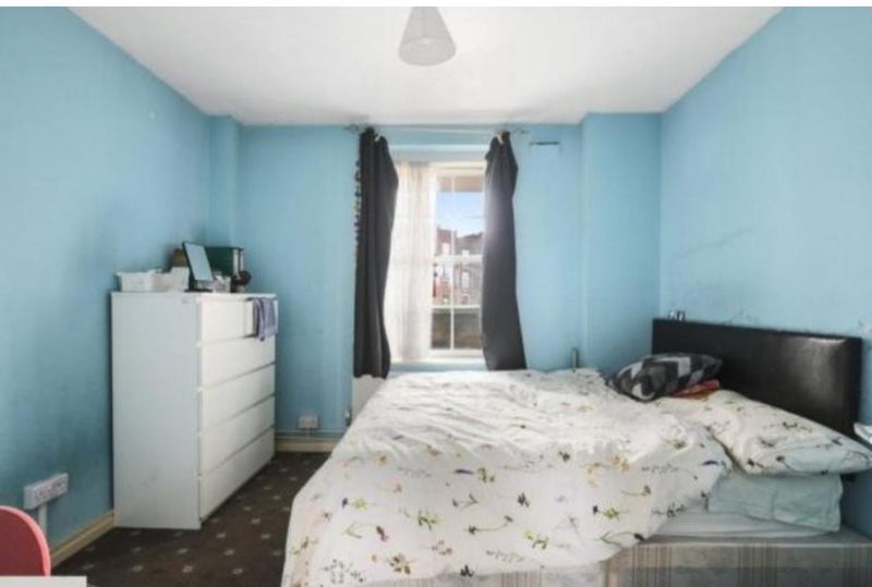 Flat Mead Close in Greater London