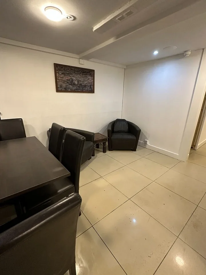 Room Upper High Street in Epsom and Ewell