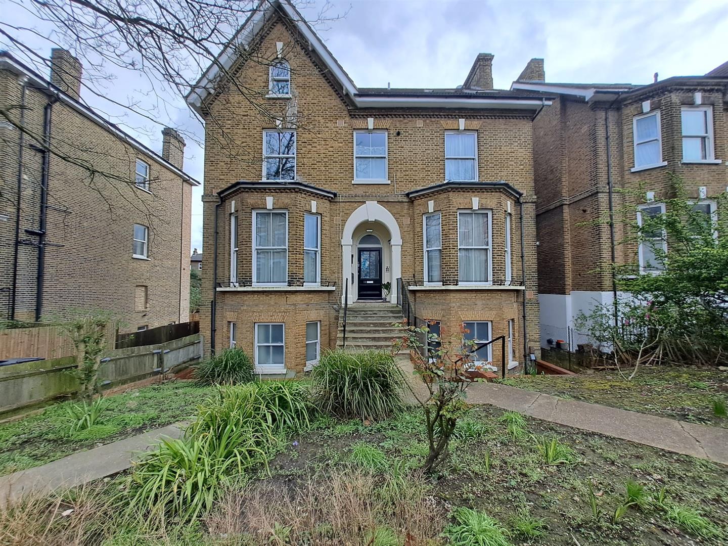 Flat Thicket Road in Greater London
