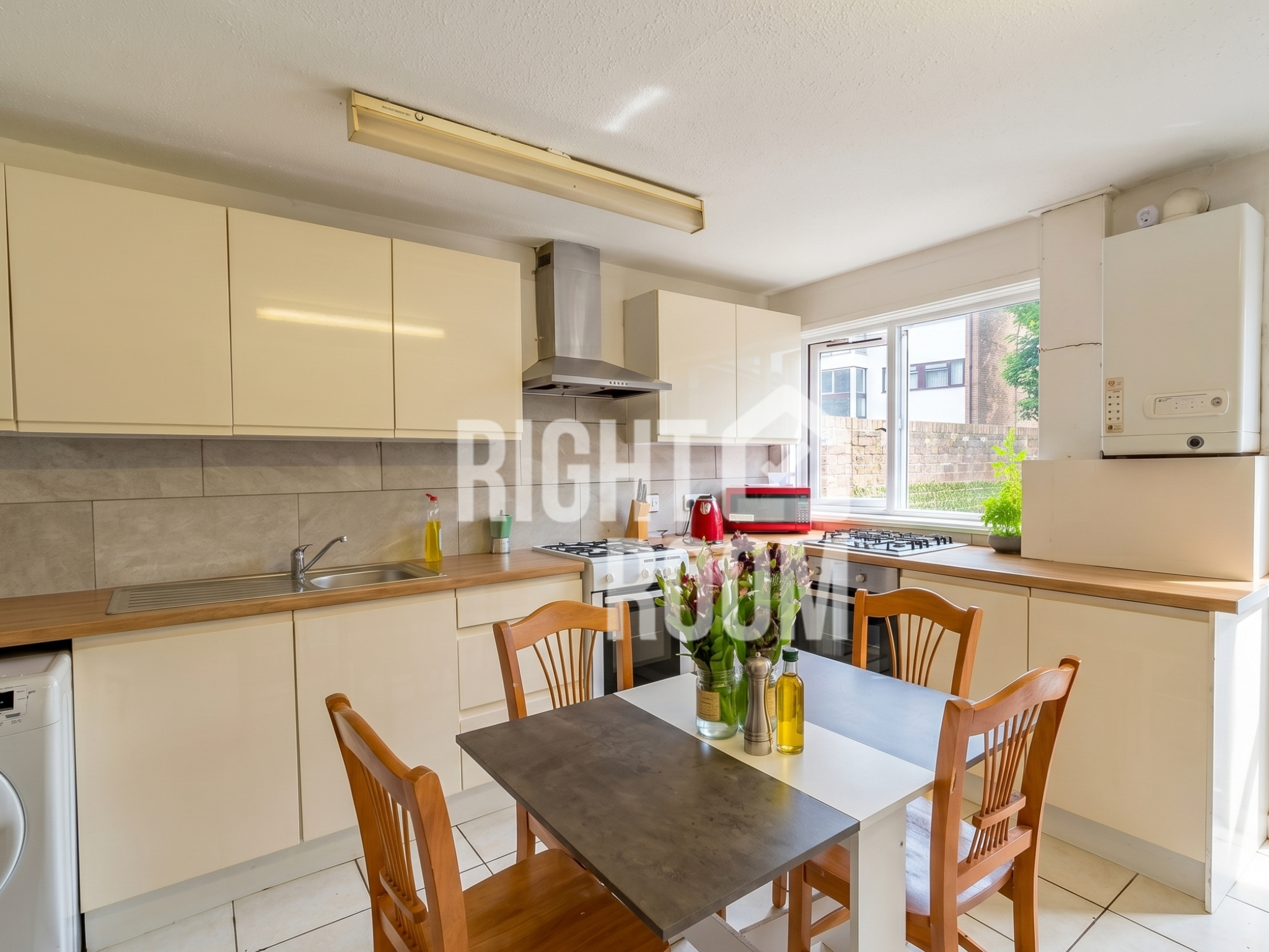 Room Chesnut Road in Greater London