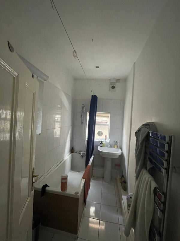 Room Clarendon Road in Manchester