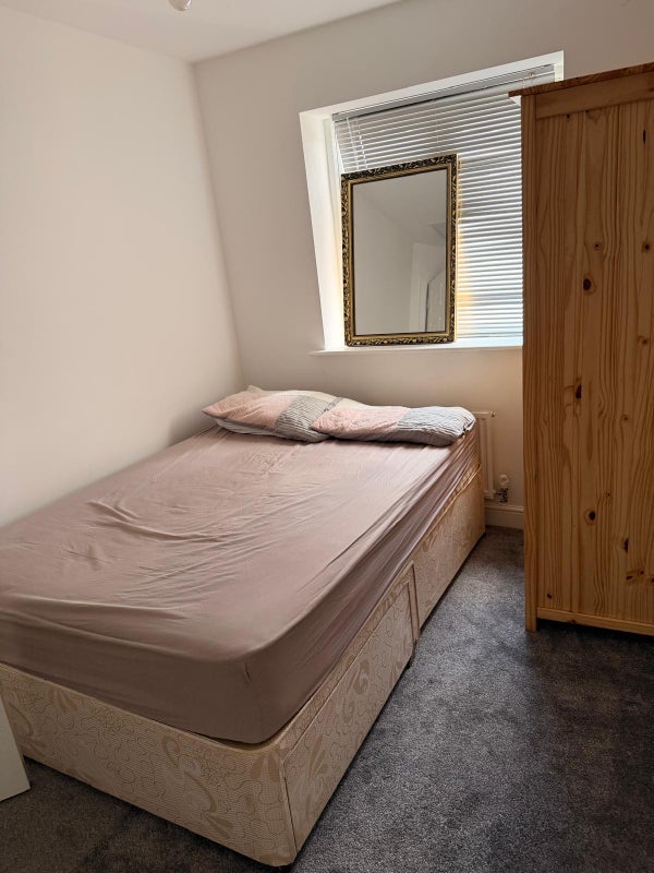 Room Cinder Lane in Wakefield