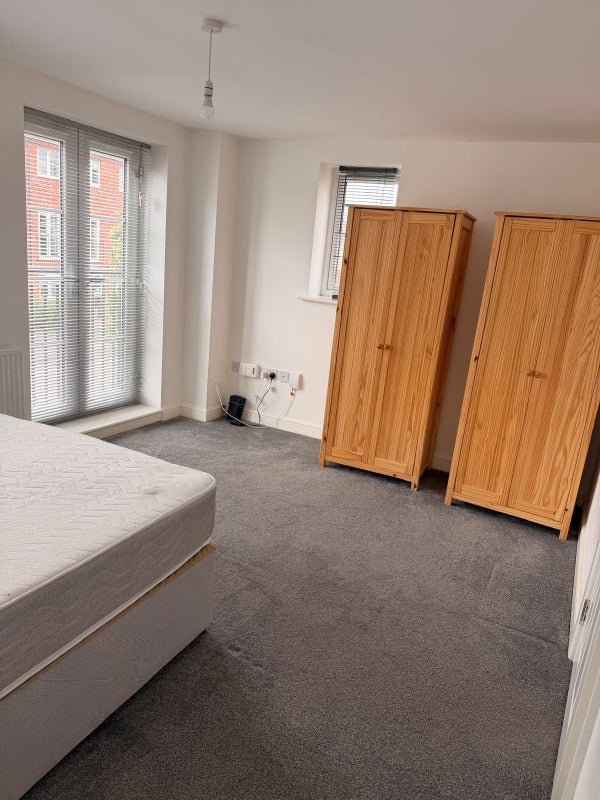 Room Cinder Lane in Wakefield