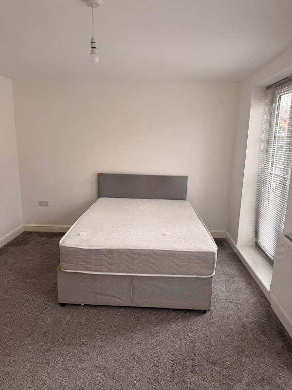 Room Cinder Lane in Wakefield