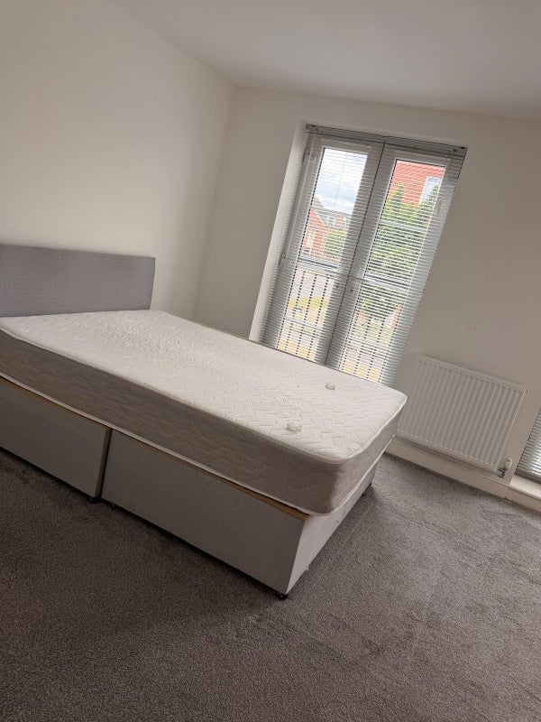 Room Cinder Lane in Wakefield