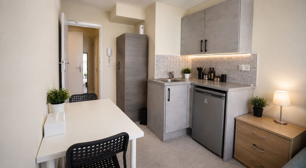 Room St Edmunds Close in Greater London