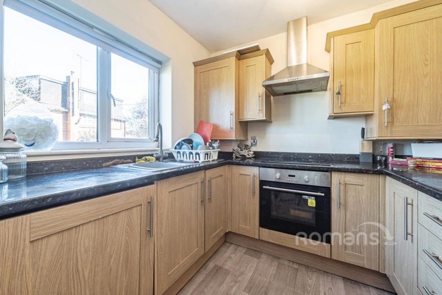 Flat Mapledurham Drive in Purley on Thames