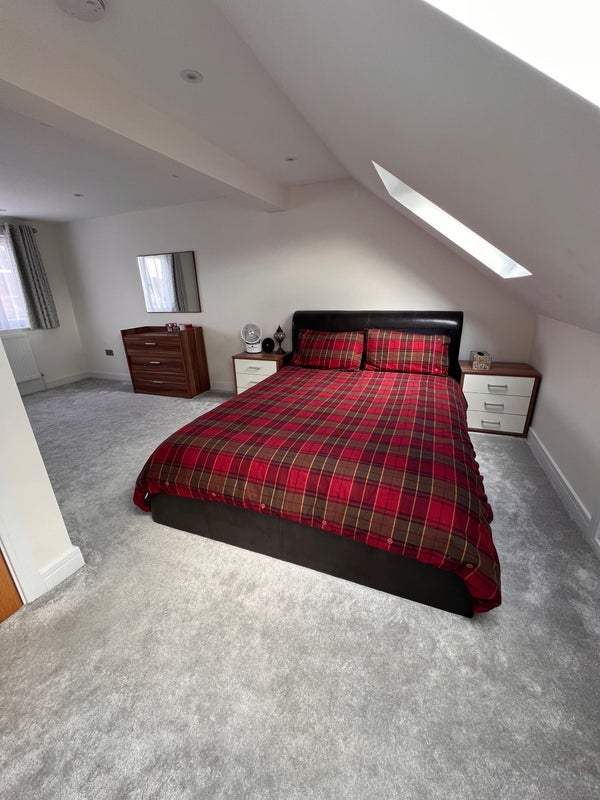 Flat Middlefield Gardens in Greater London