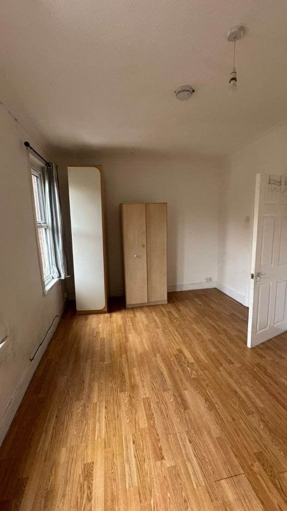 Flat Chingford Road in Greater London