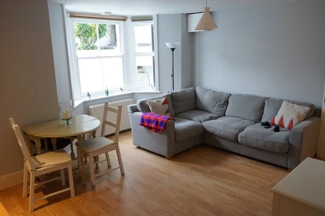 Flat Rossiter Road in Greater London