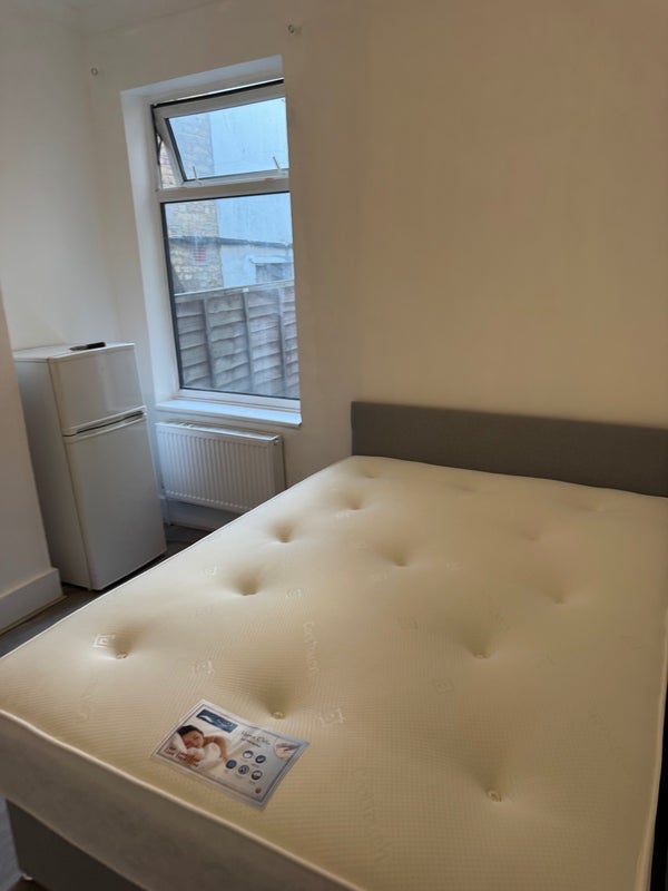Room Brookdene Road in Greater London