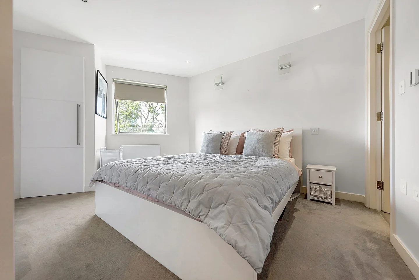 Flat Bellefields Road in Greater London