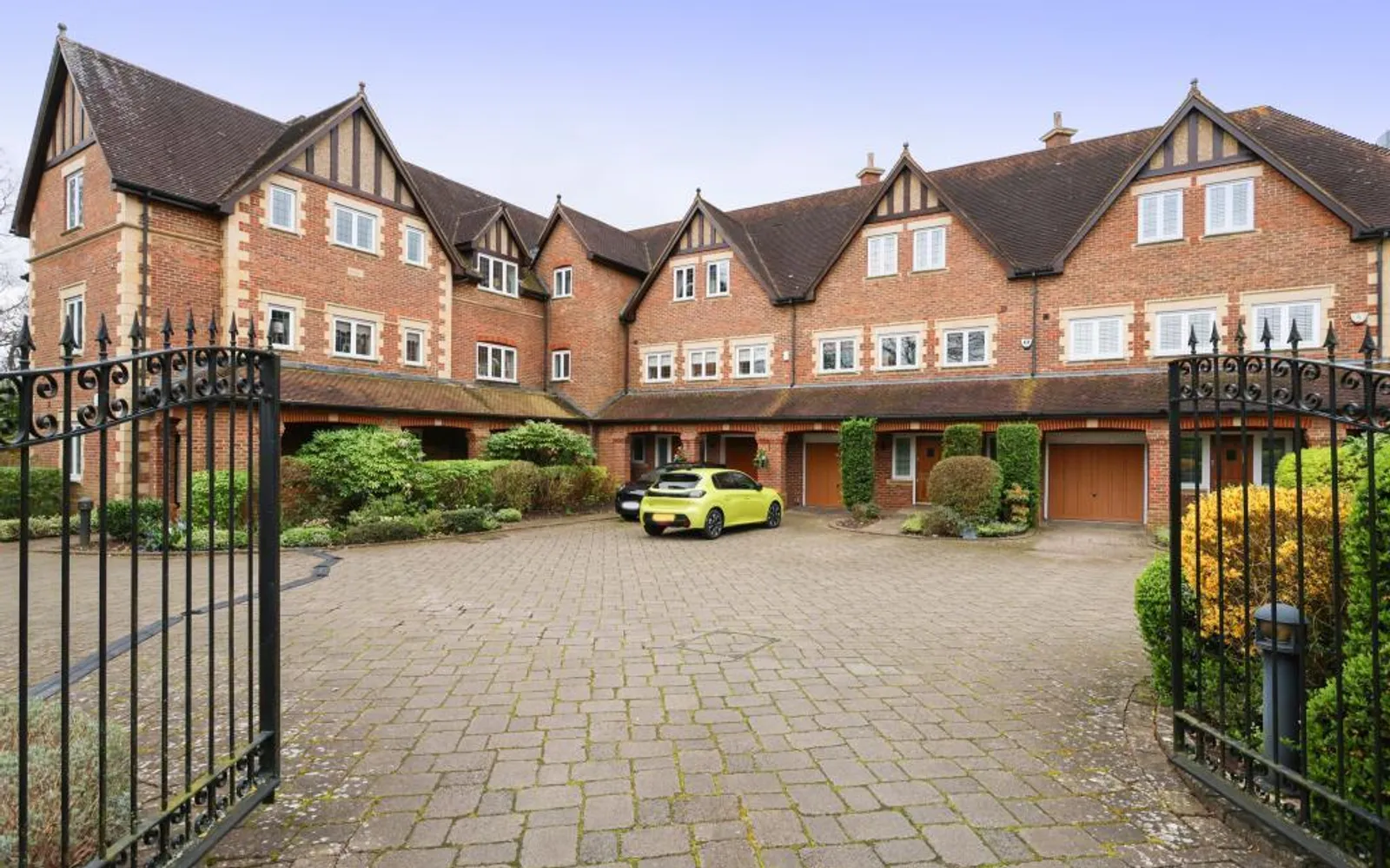 Flat Chaucer Avenue in Elmbridge