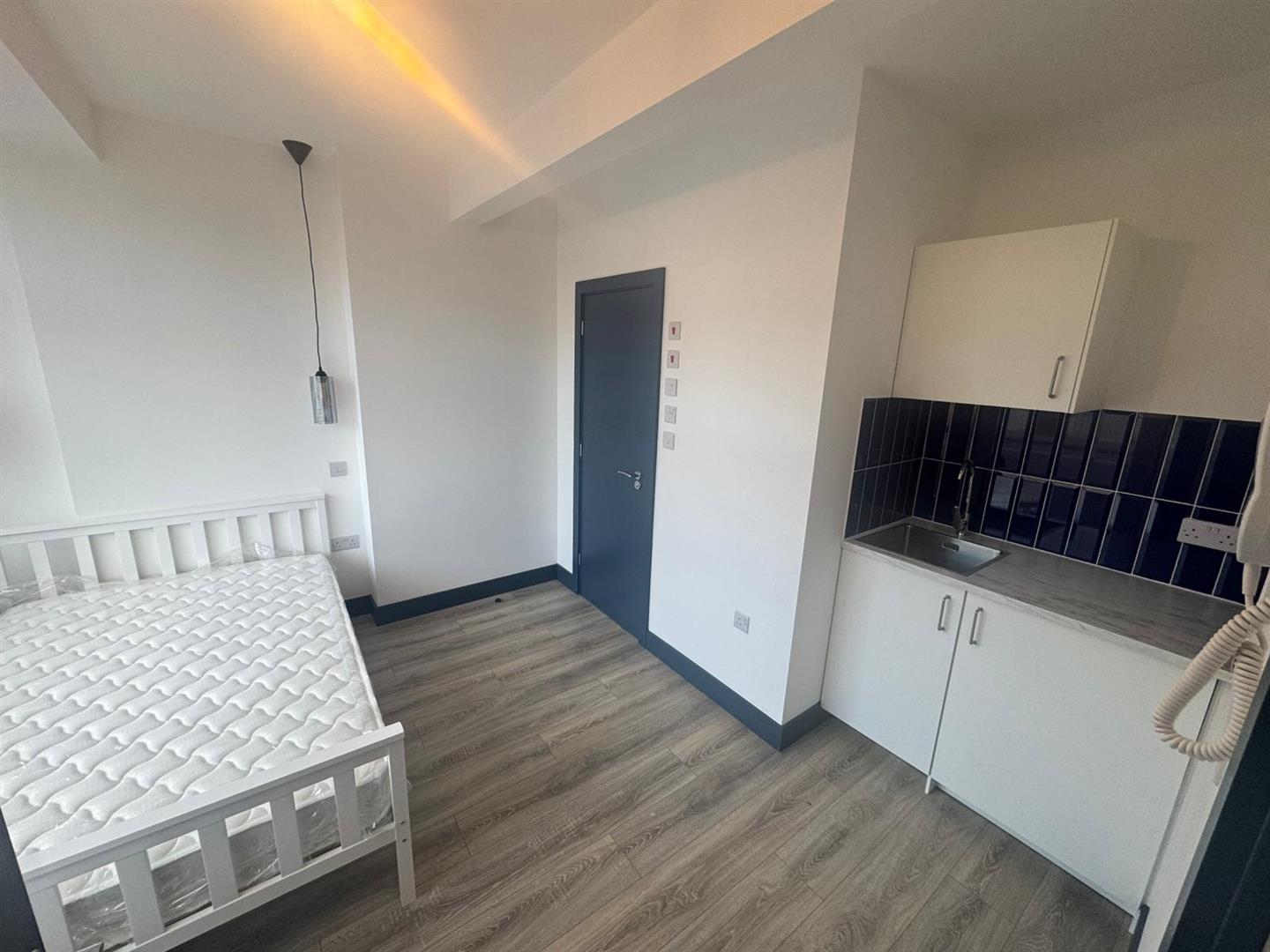 Flat Woodmansterne Road in Greater London