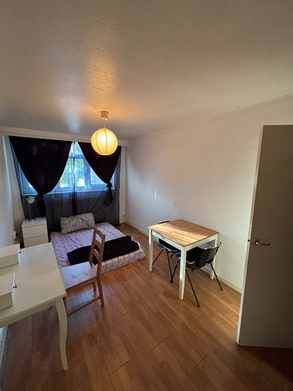 Room Woking Close in Greater London