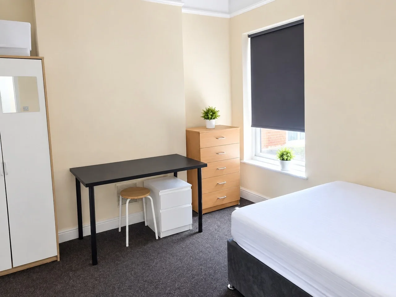 Room Olive Road in Greater London