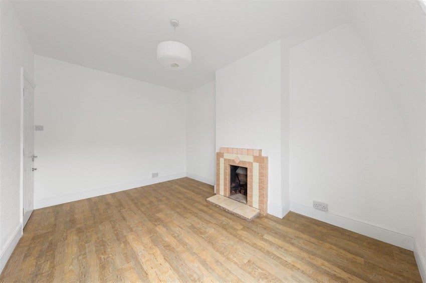 Flat Upper Richmond Road West in Greater London