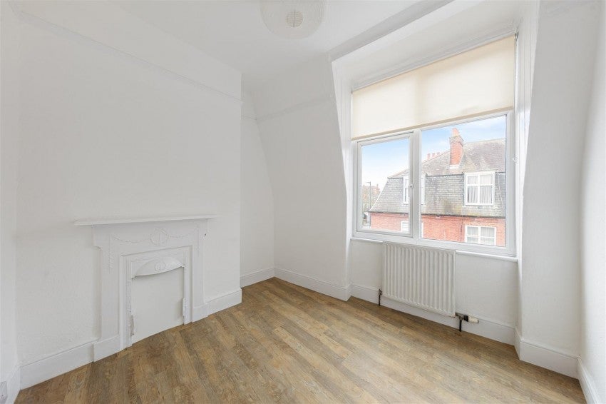 Flat Upper Richmond Road West in Greater London
