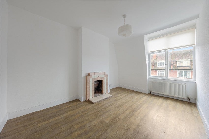 Flat Upper Richmond Road West in Greater London