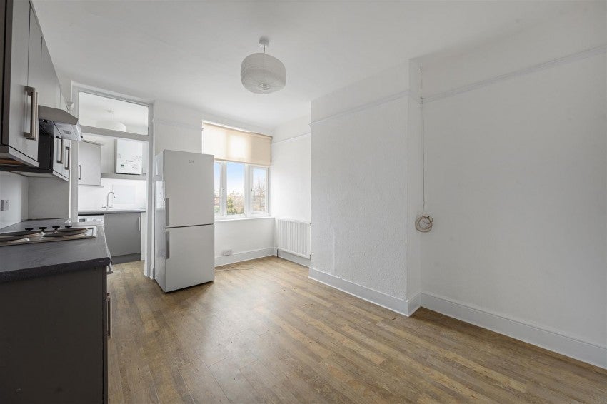 Flat Upper Richmond Road West in Greater London