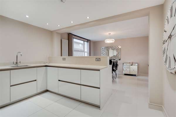 Flat Finchley Road in Greater London