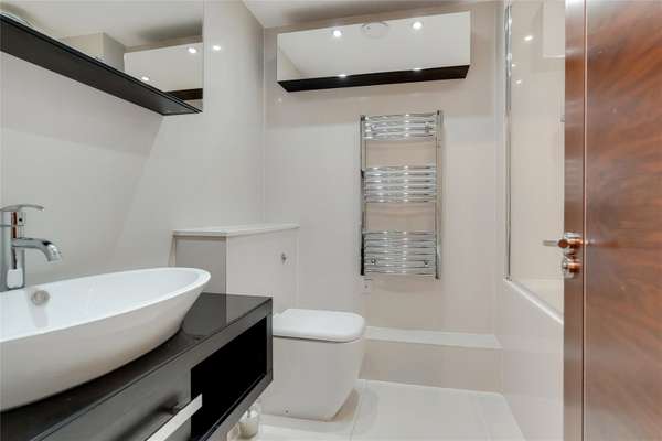 Flat Finchley Road in Greater London
