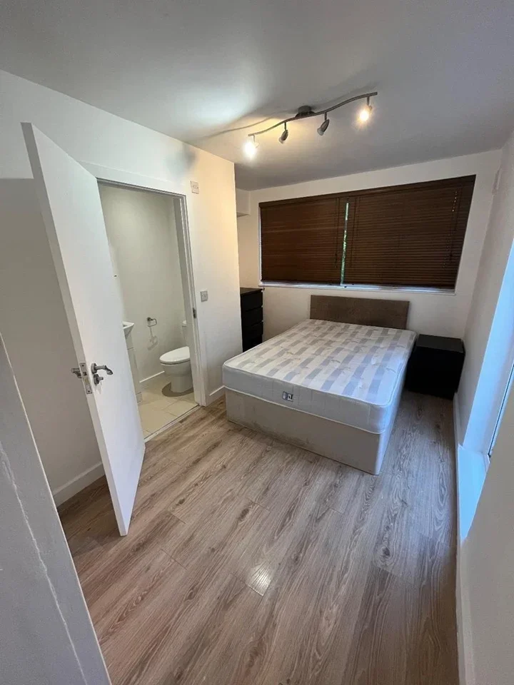 Room Burrage Road in Greater London