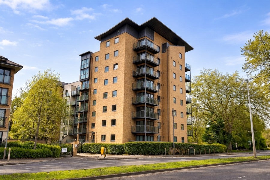 Flat Victoria Way in Woking
